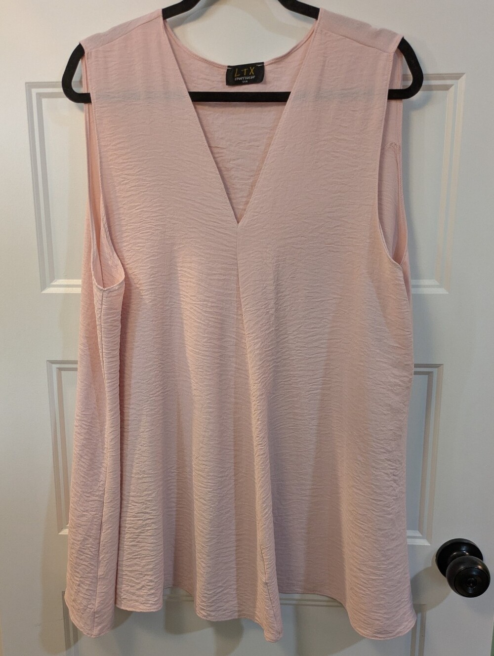 🔴 3/$15 Soft Blush Pink V-Neck Sleeveless Tank